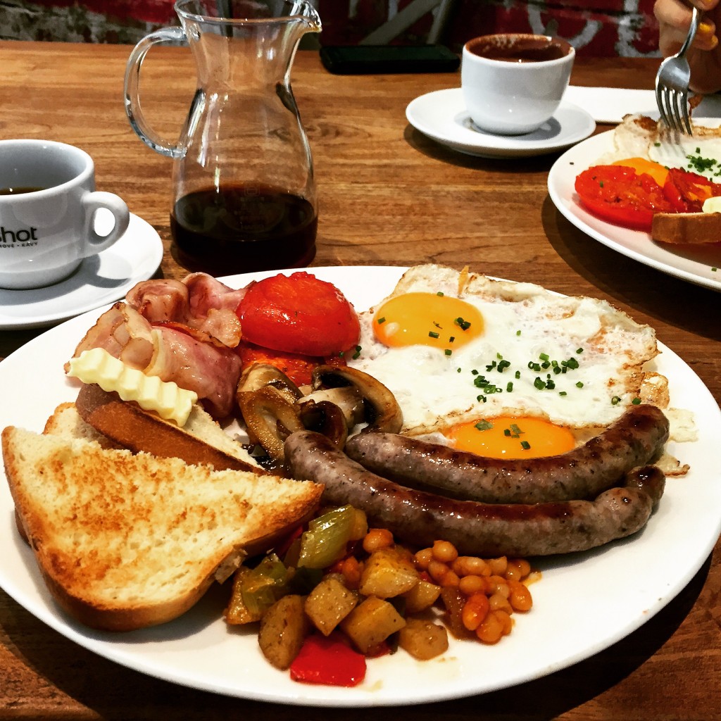 Where to brunch in Prague - English-style breakfast at Prague cafe
