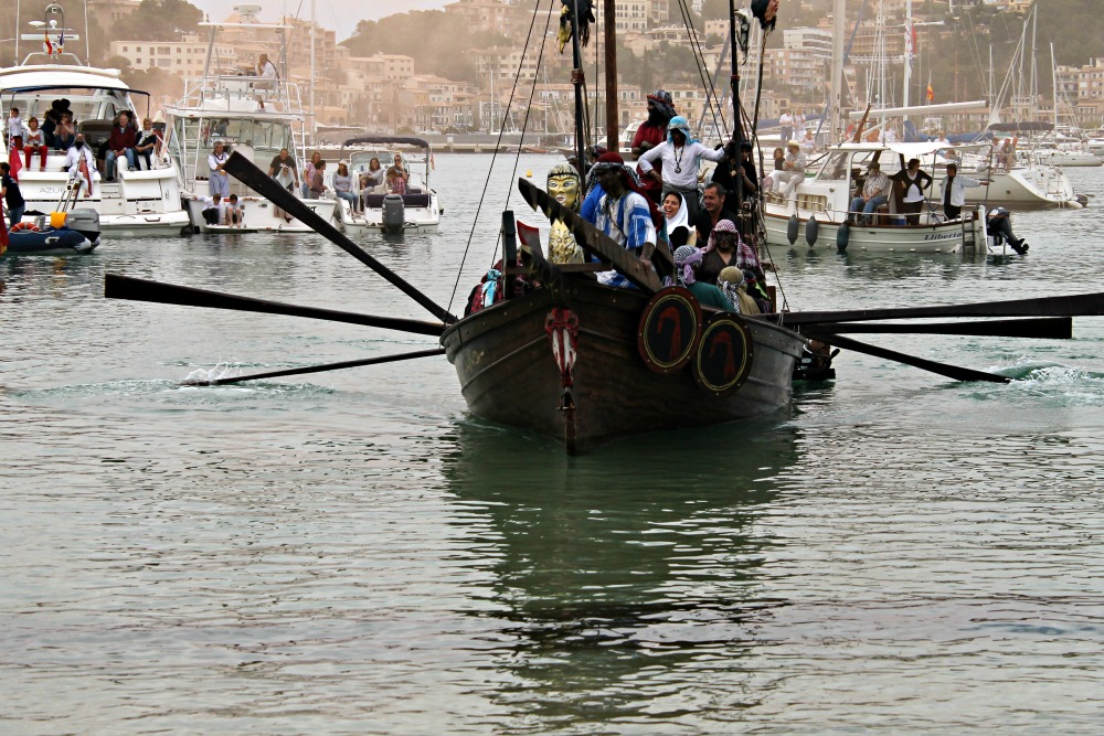Es Firó - Pirates sailing into the beach before disembark